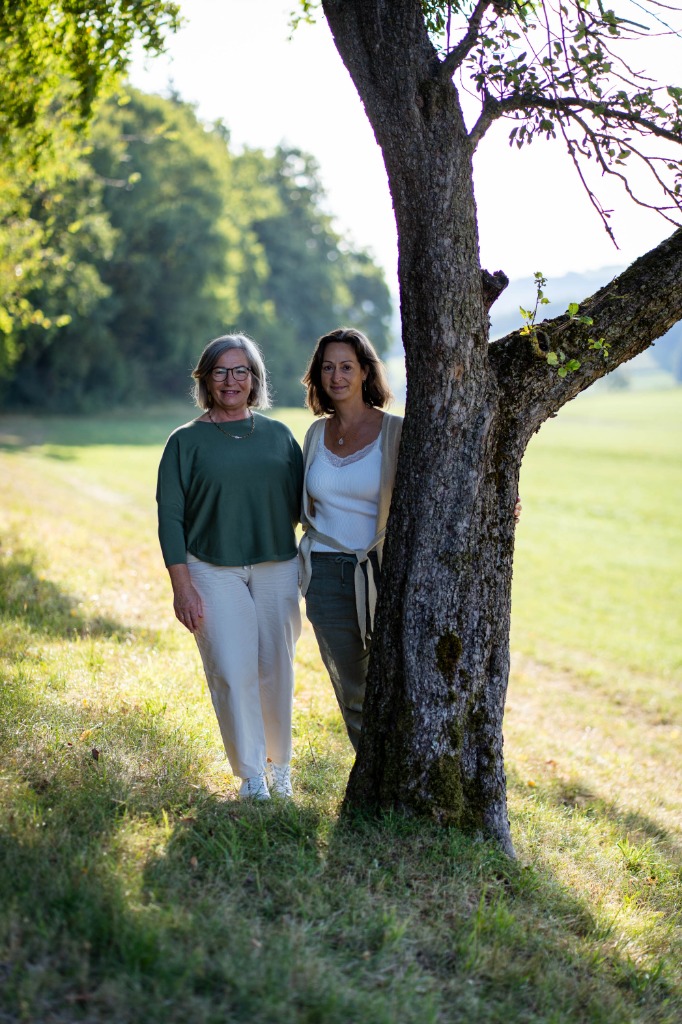Anna Stegh und Karin Eichler am Baum in der Natur